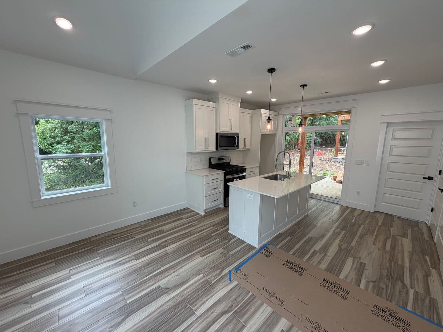 Fayetteville House: 916 N Sang Ave Unit #B