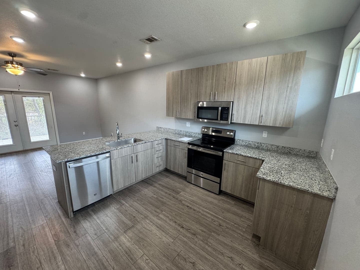 Fayetteville House: 1666 S Razorback Rd