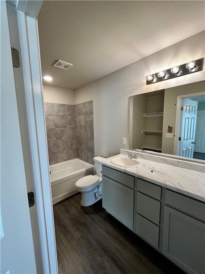 Fayetteville House: 909 E Egret Rd