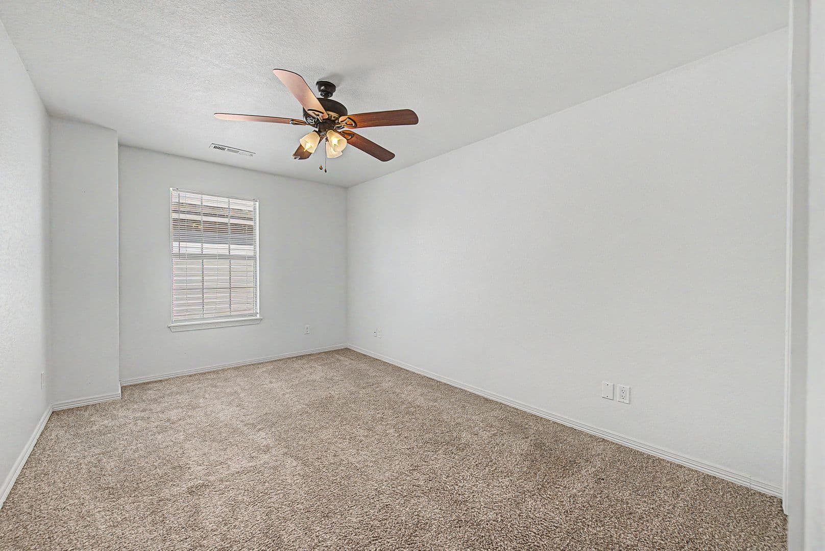 Fayetteville House: 688 W Sycamore St