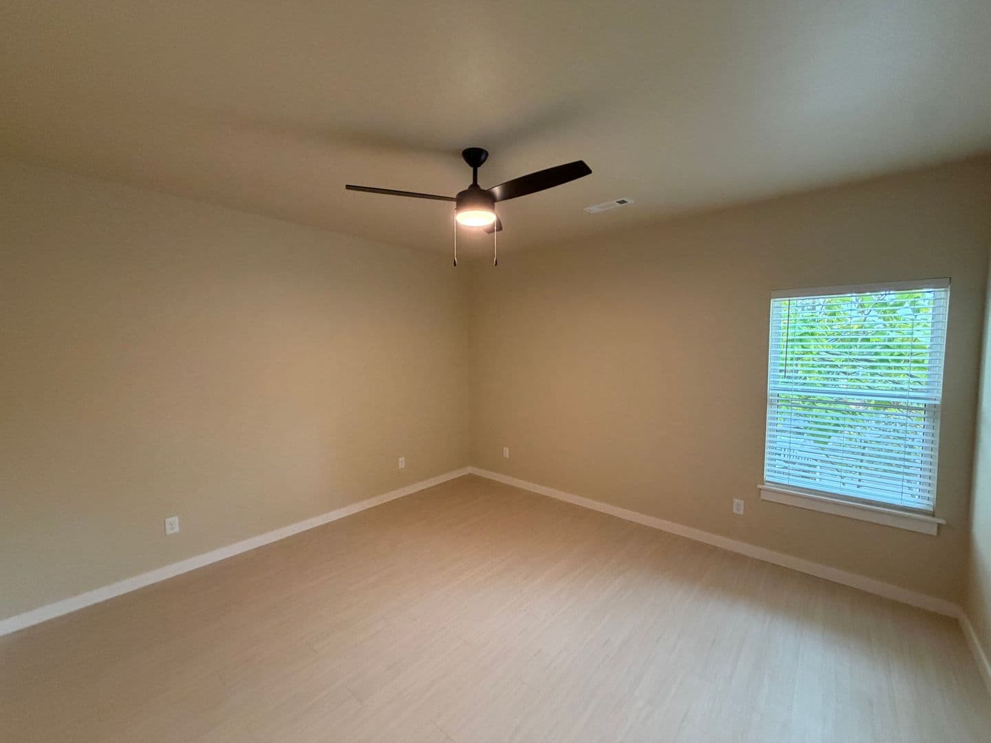 Fayetteville House: 1537 E 5th St