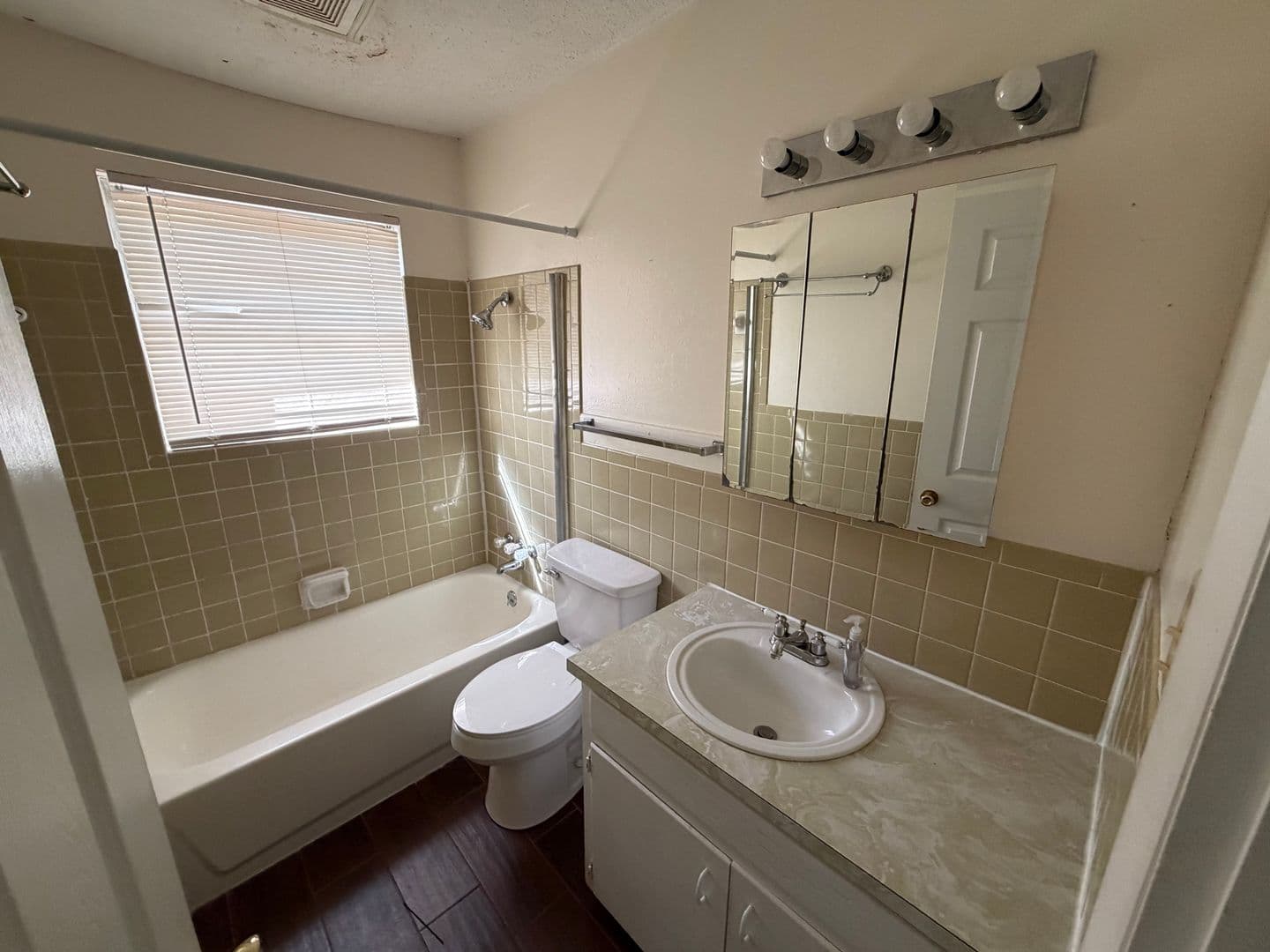 Fayetteville House: 1244 N Oak Ave
