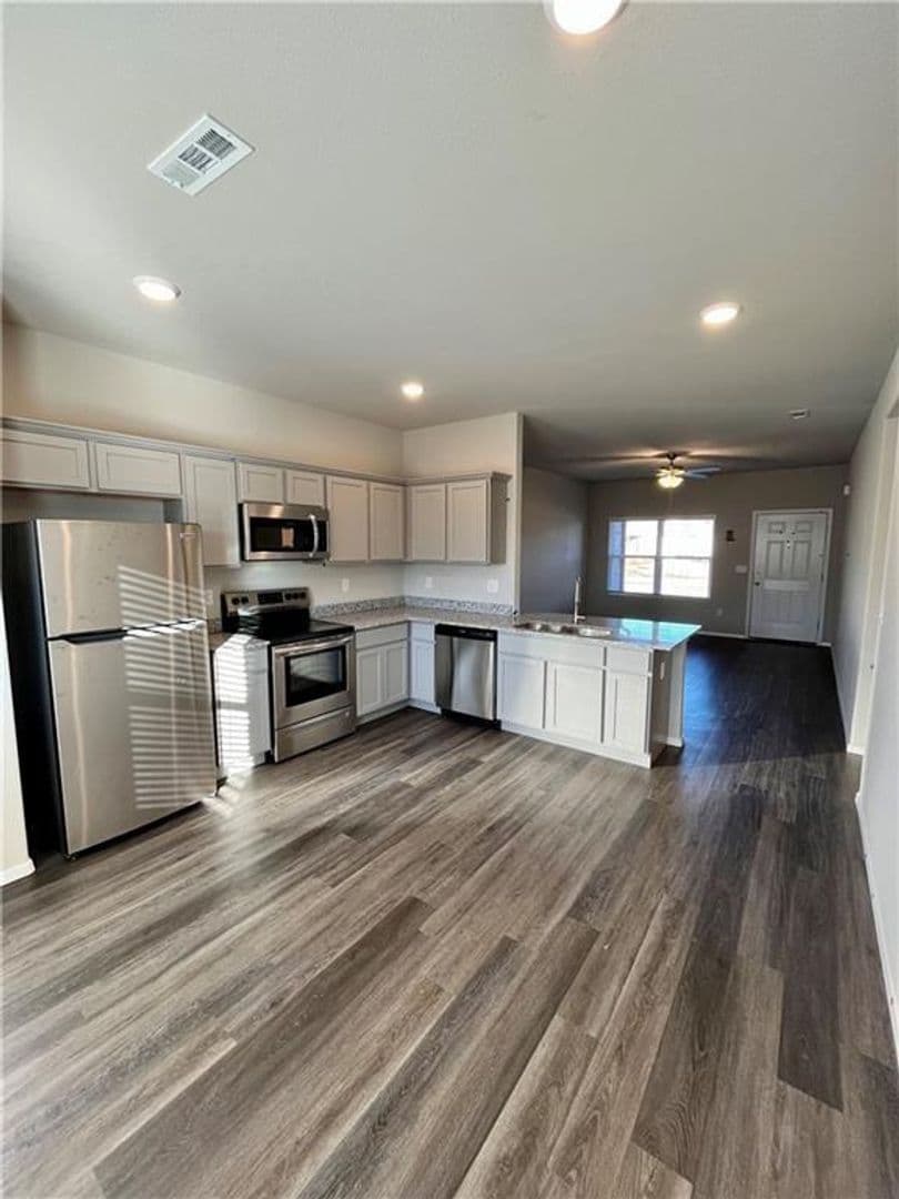 Fayetteville House: 909 E Egret Rd