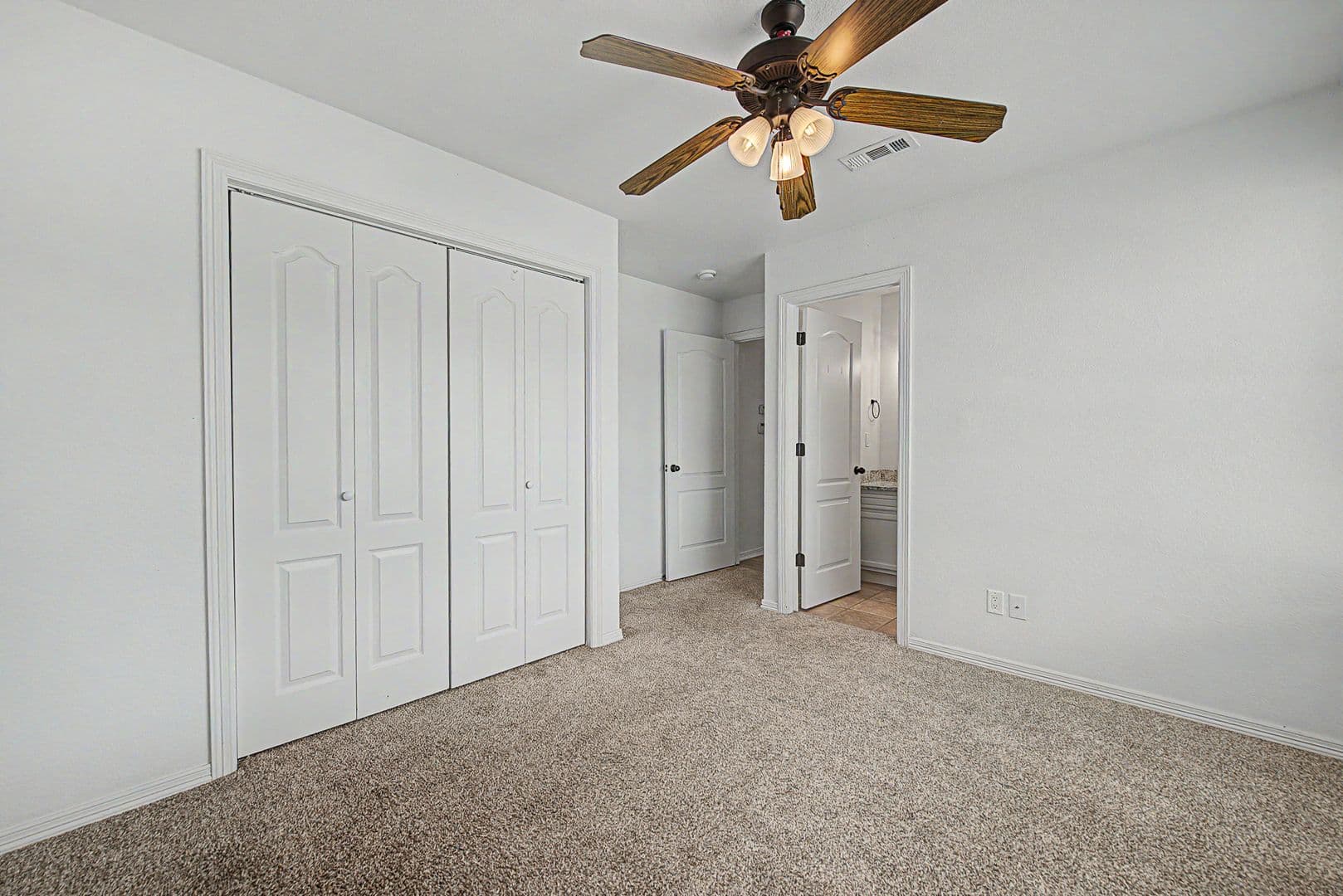 Fayetteville House: 688 W Sycamore St