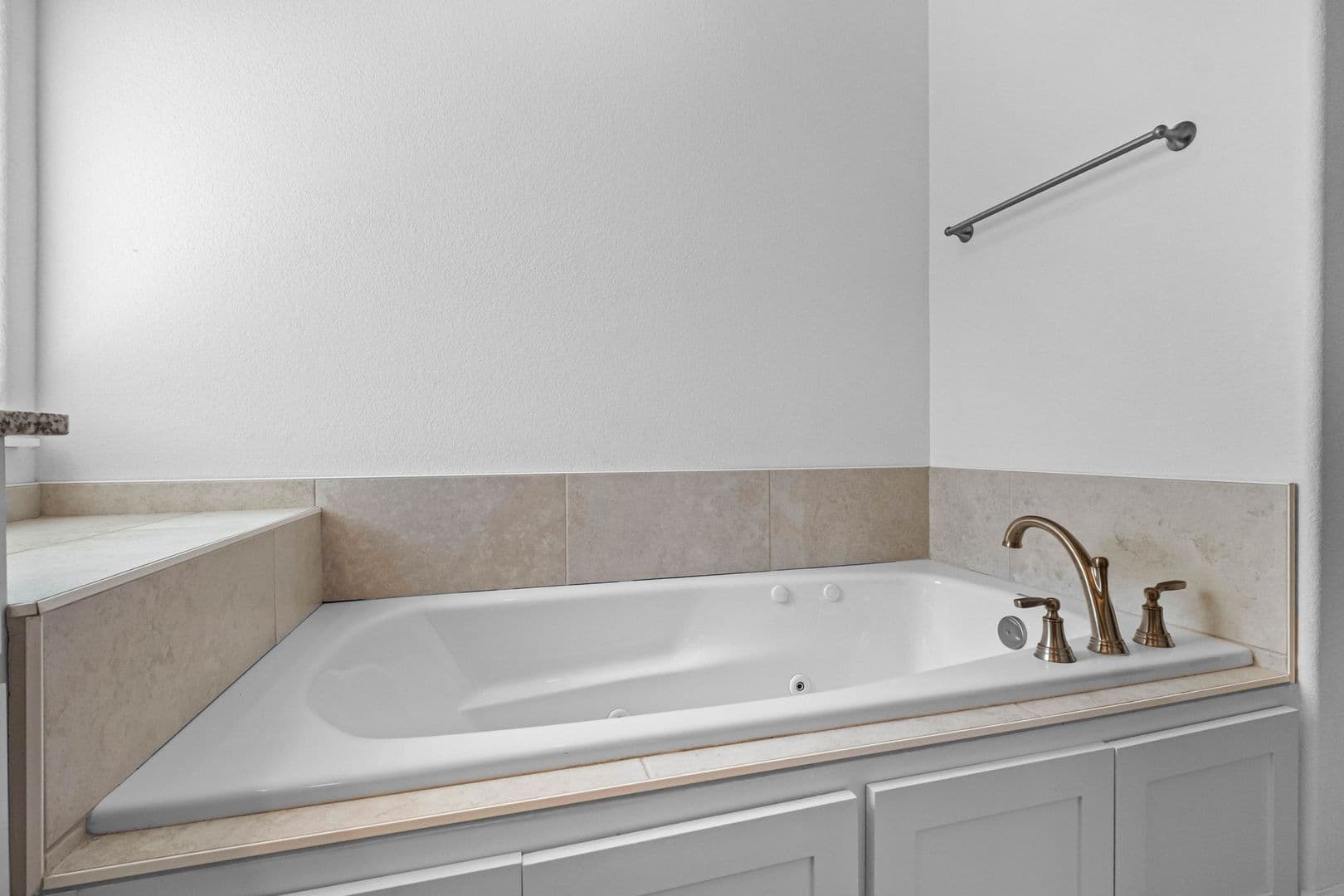 Fayetteville House: 4304 W Newton Ave