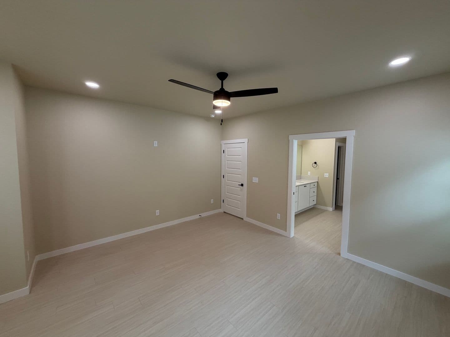 Fayetteville House: 1537 E 5th St