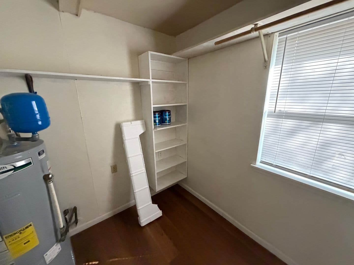 Fayetteville House: 1244 N Oak Ave