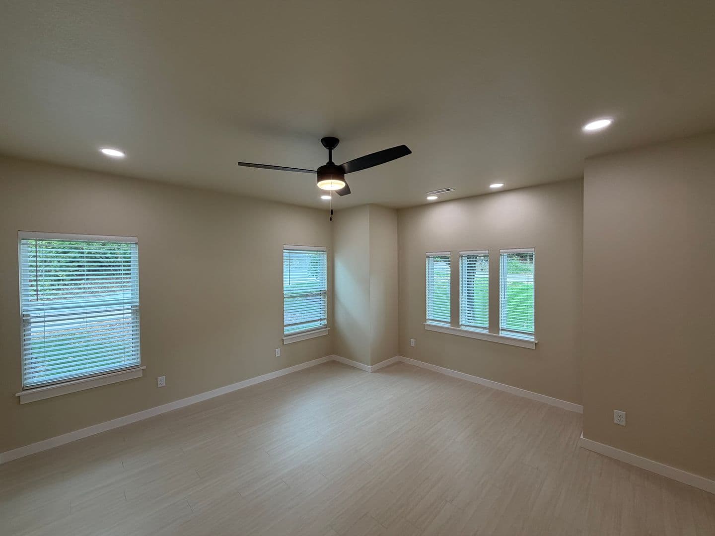 Fayetteville House: 1537 E 5th St
