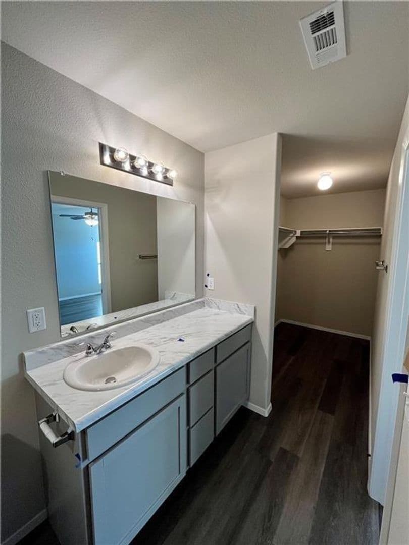 Fayetteville House: 909 E Egret Rd
