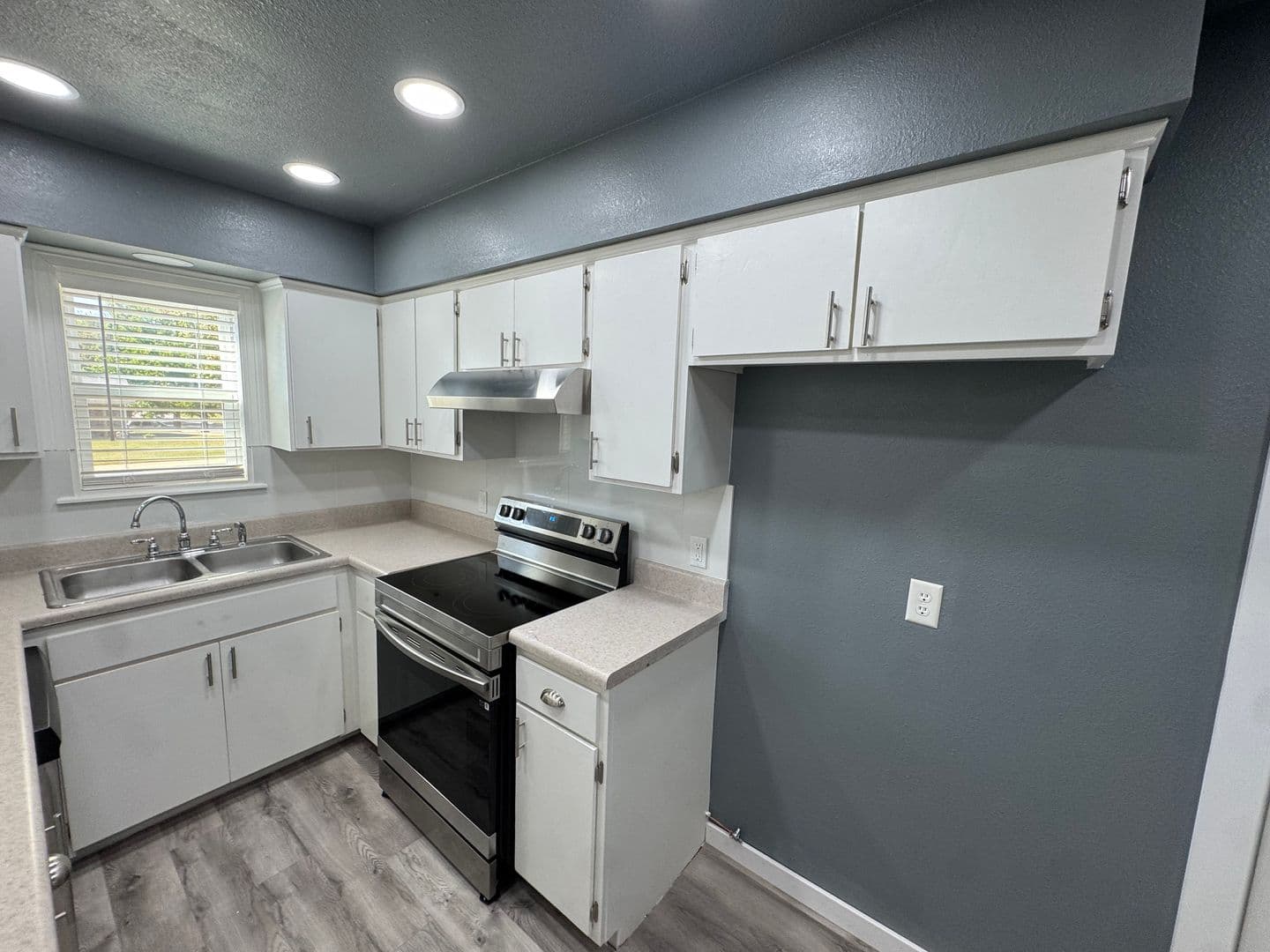 Farmington House: 70 N Hunter