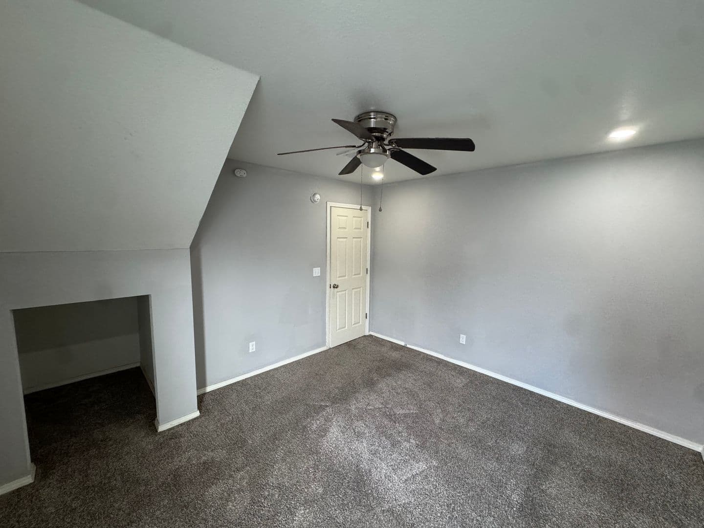 Fayetteville House: 1666 S Razorback Rd