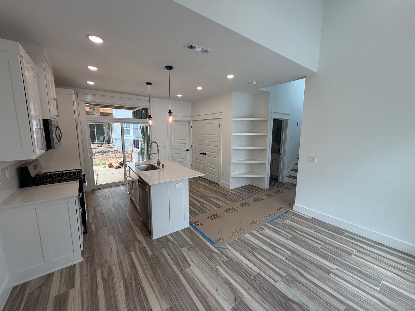 Fayetteville House: 916 N Sang Ave Unit #B