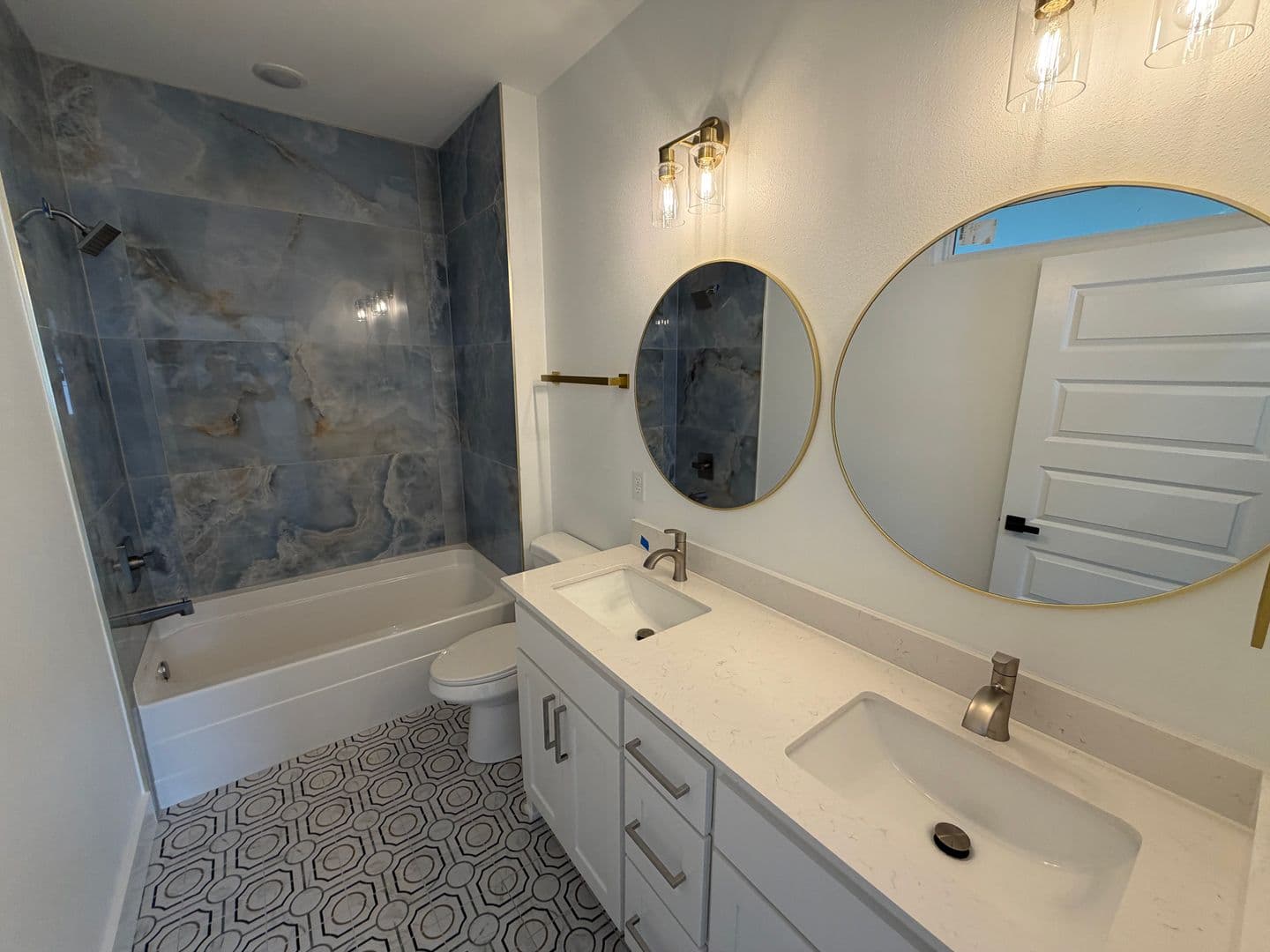 Fayetteville House: 916 N Sang Ave