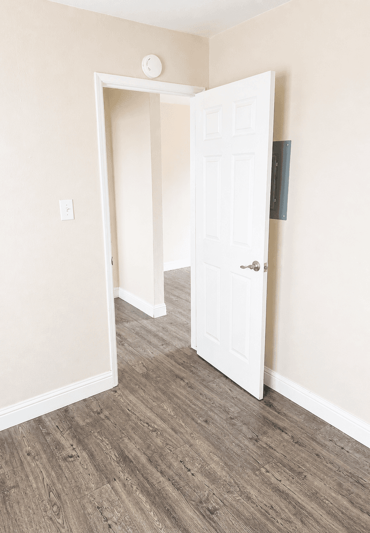 Modesto Apartment: 150 E. Orangeburg Ave.