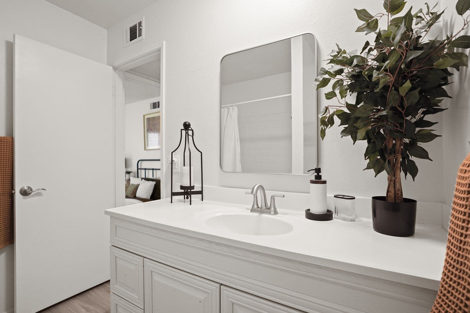 Davis Apartment: 607 E. 8th Street
