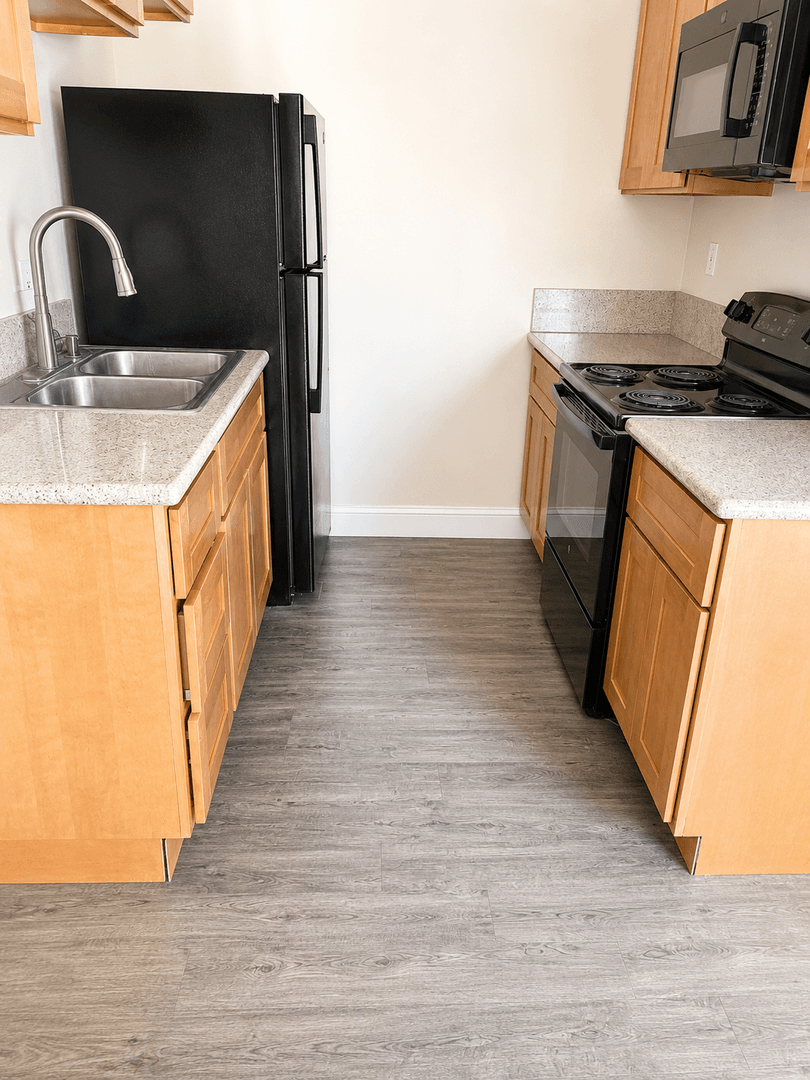 Modesto Apartment: 150 E. Orangeburg Ave.