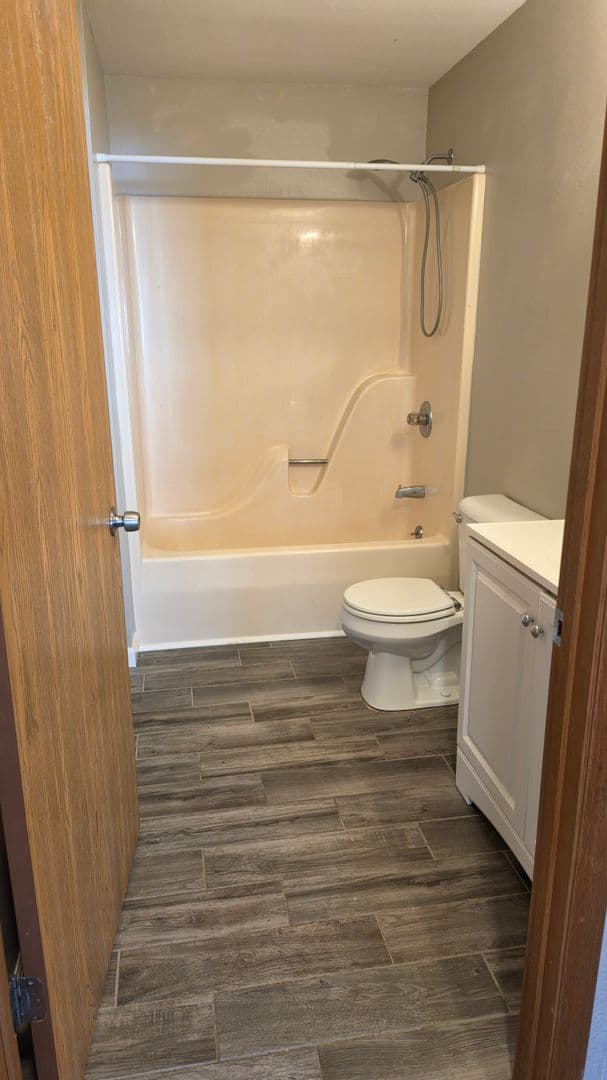 Reedsburg Apartment: ALEXANDER AVE