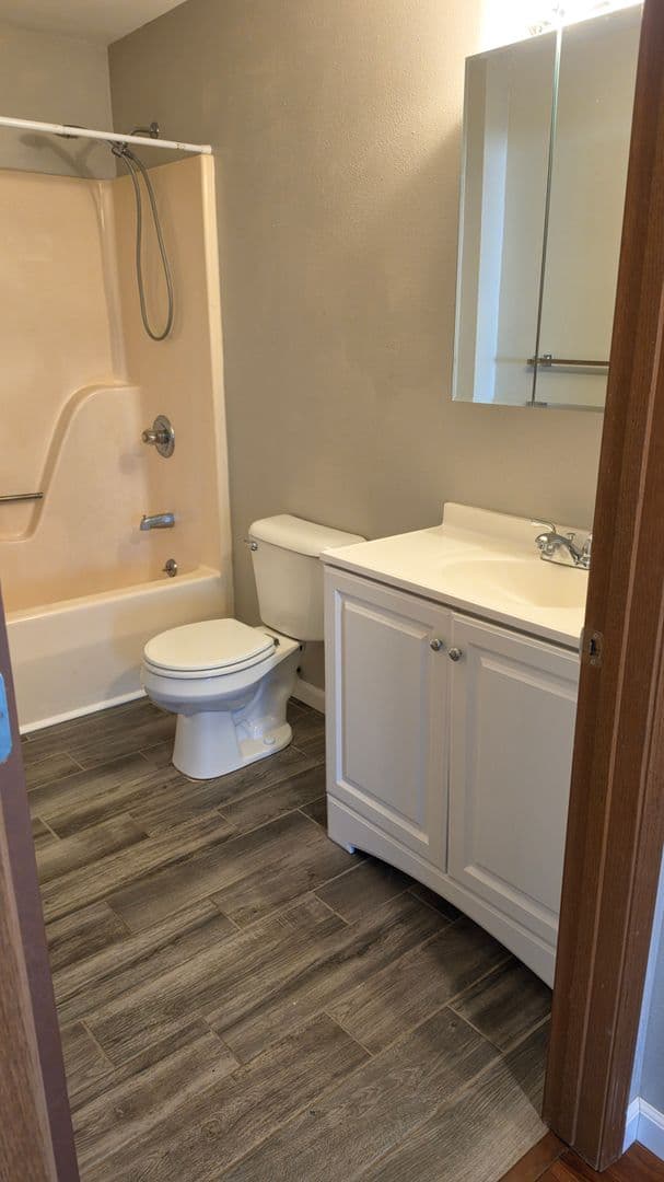 Reedsburg Apartment: ALEXANDER AVE
