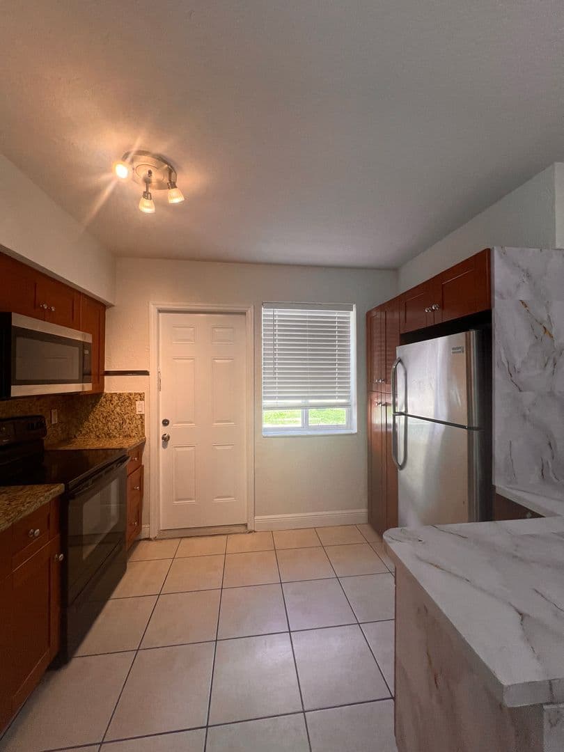 Coral Gables Apartment: Menores Ave