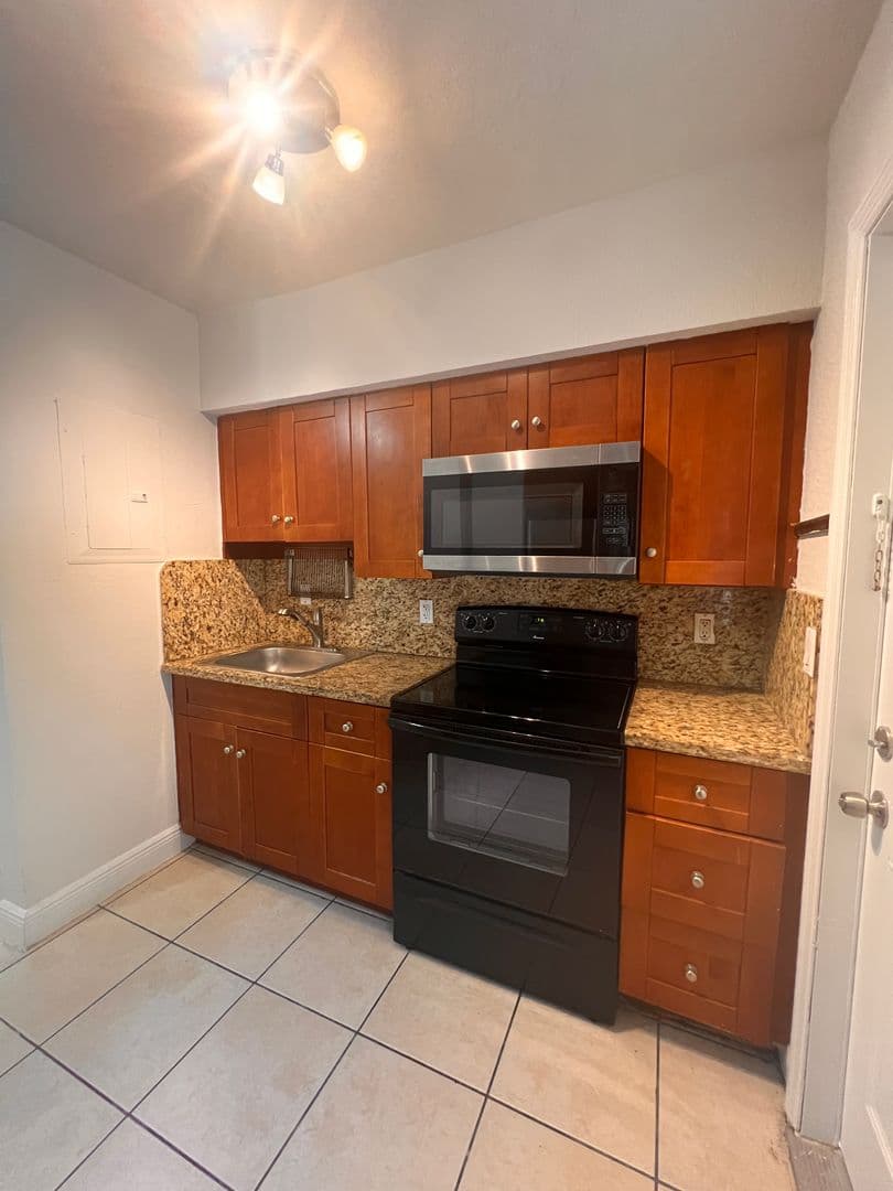 Coral Gables Apartment: Menores Ave