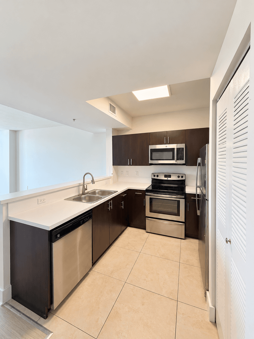 Miami Apartment: 401 SW 17th Ave