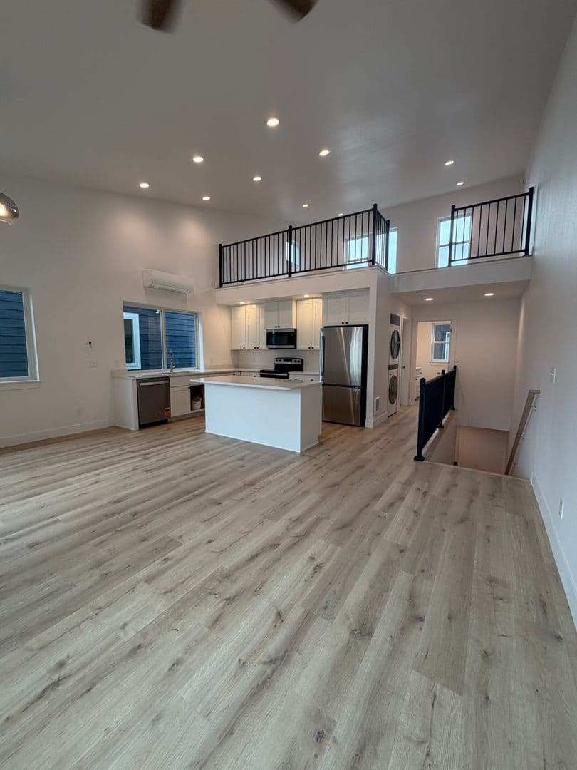 Moscow Apartment: 420 S Almon St