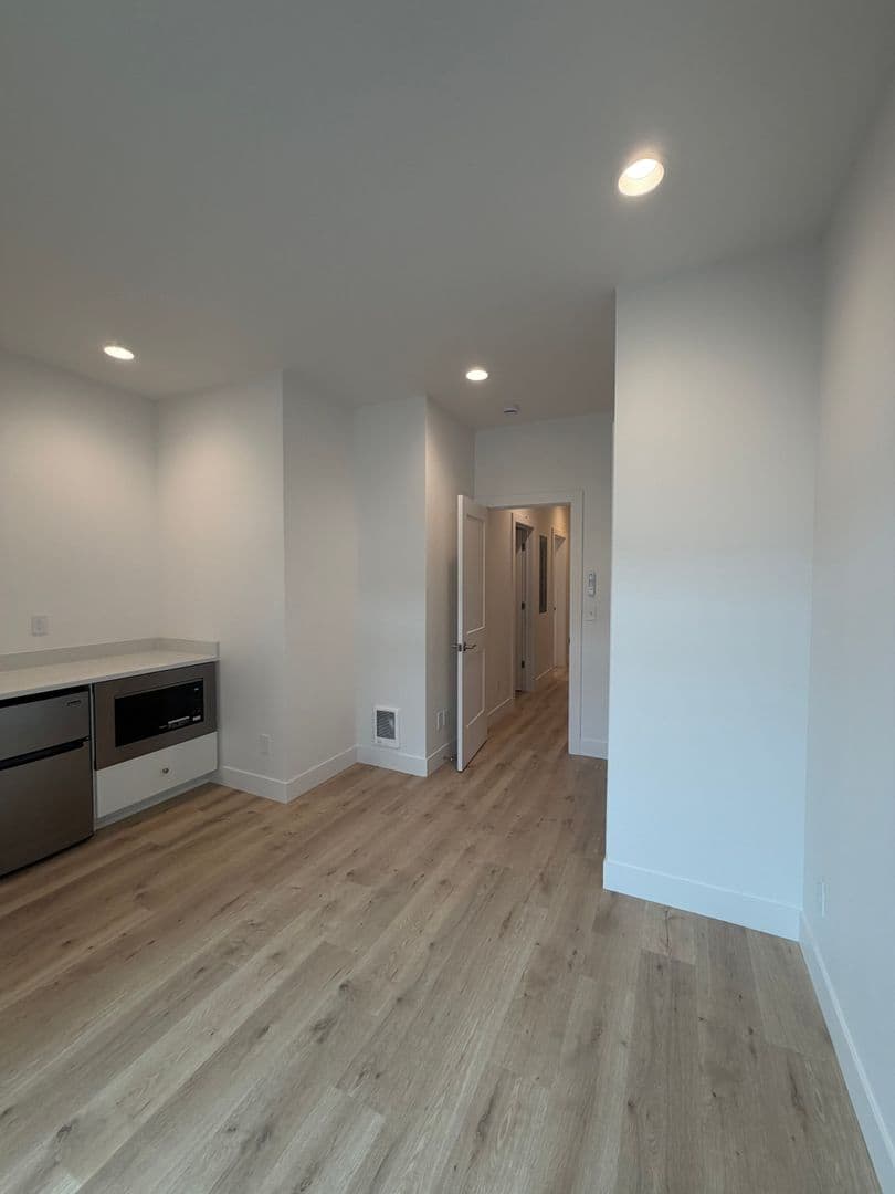 Moscow Apartment: 420 S Almon St