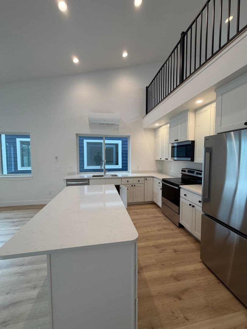 Moscow Apartment: 420 S Almon St