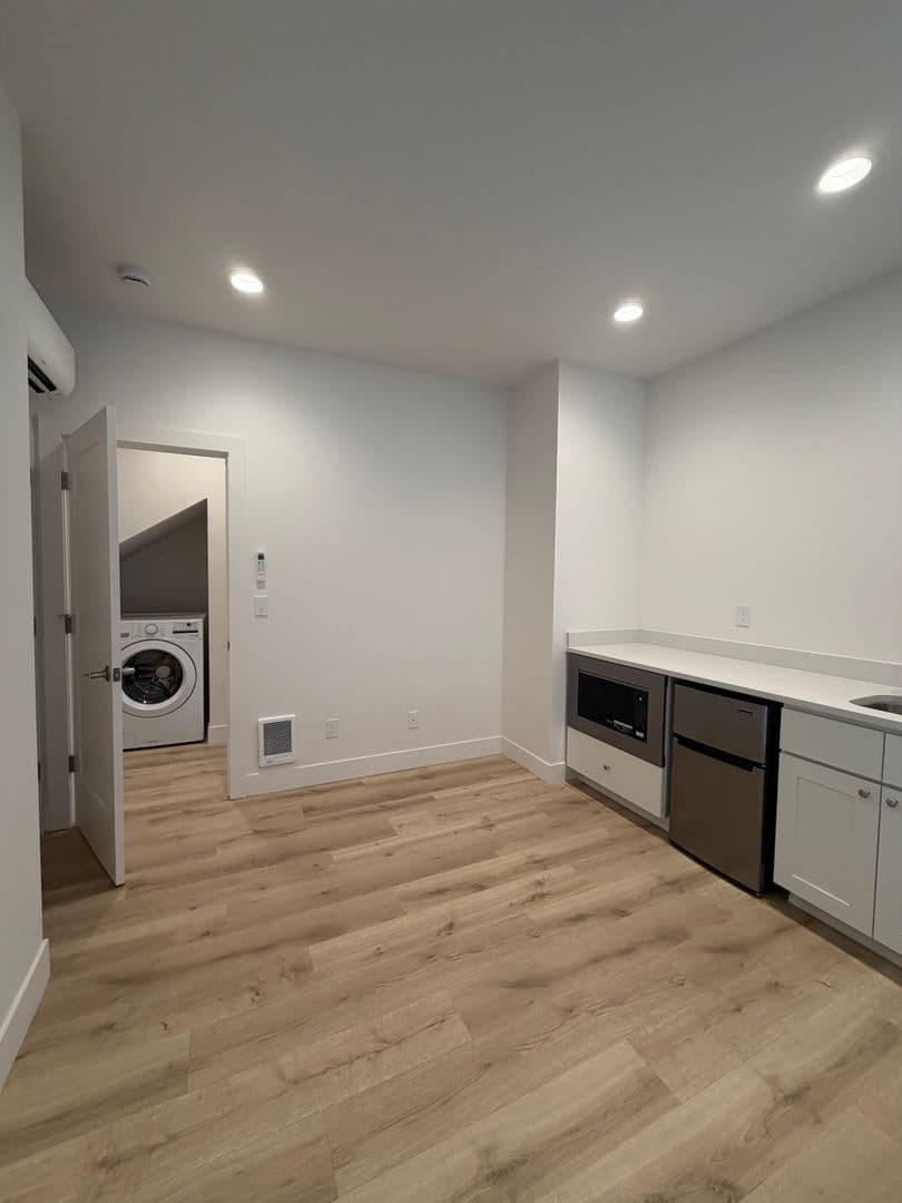Moscow Apartment: 420 S Almon St