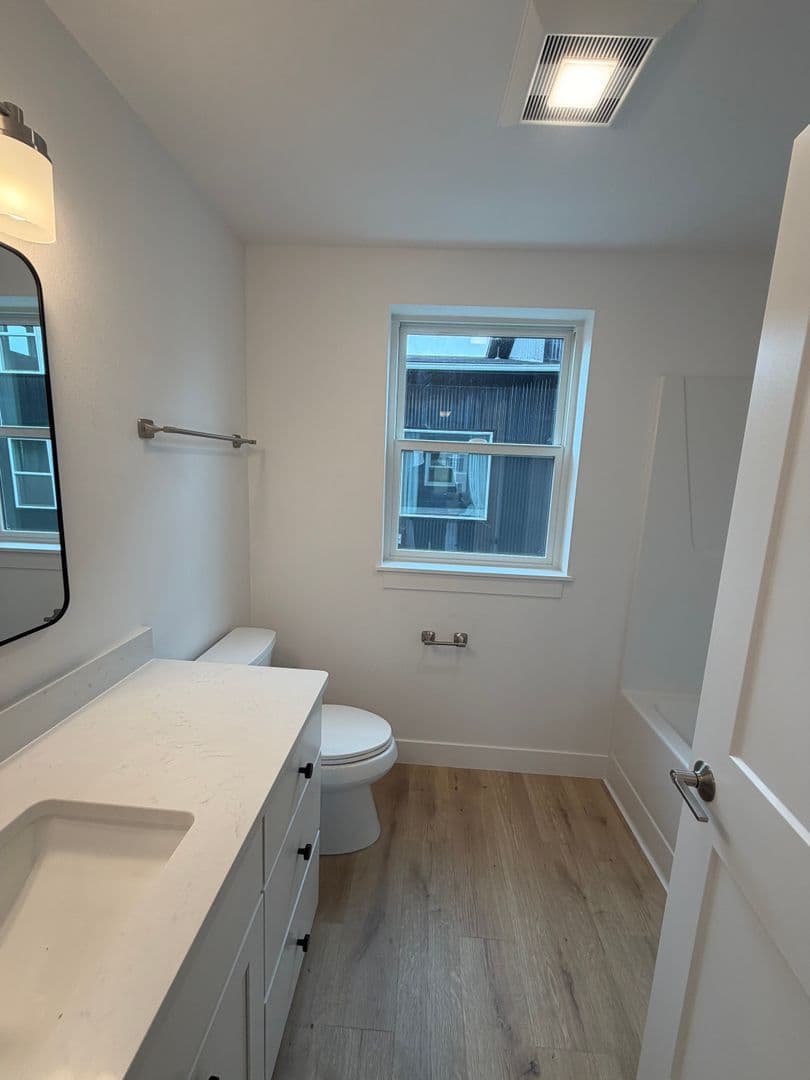 Moscow Apartment: 420 S Almon St