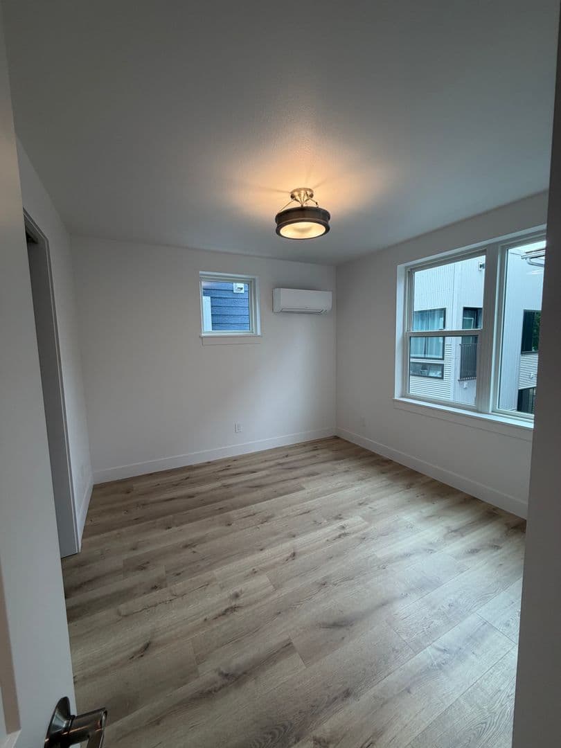 Moscow Apartment: 420 S Almon St