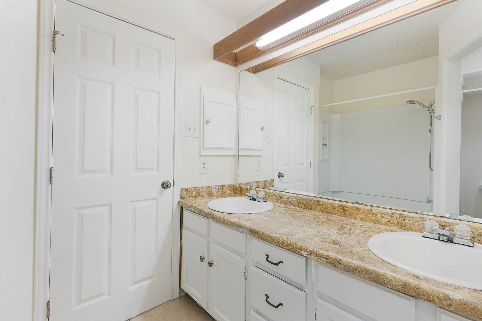 Universal City Apartment: 326 W Byrd Blvd