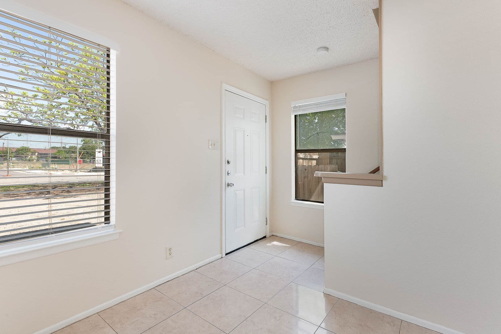Universal City Apartment: 326 W Byrd Blvd