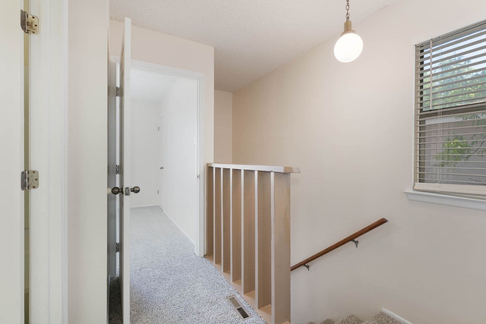 Universal City Apartment: 326 W Byrd Blvd