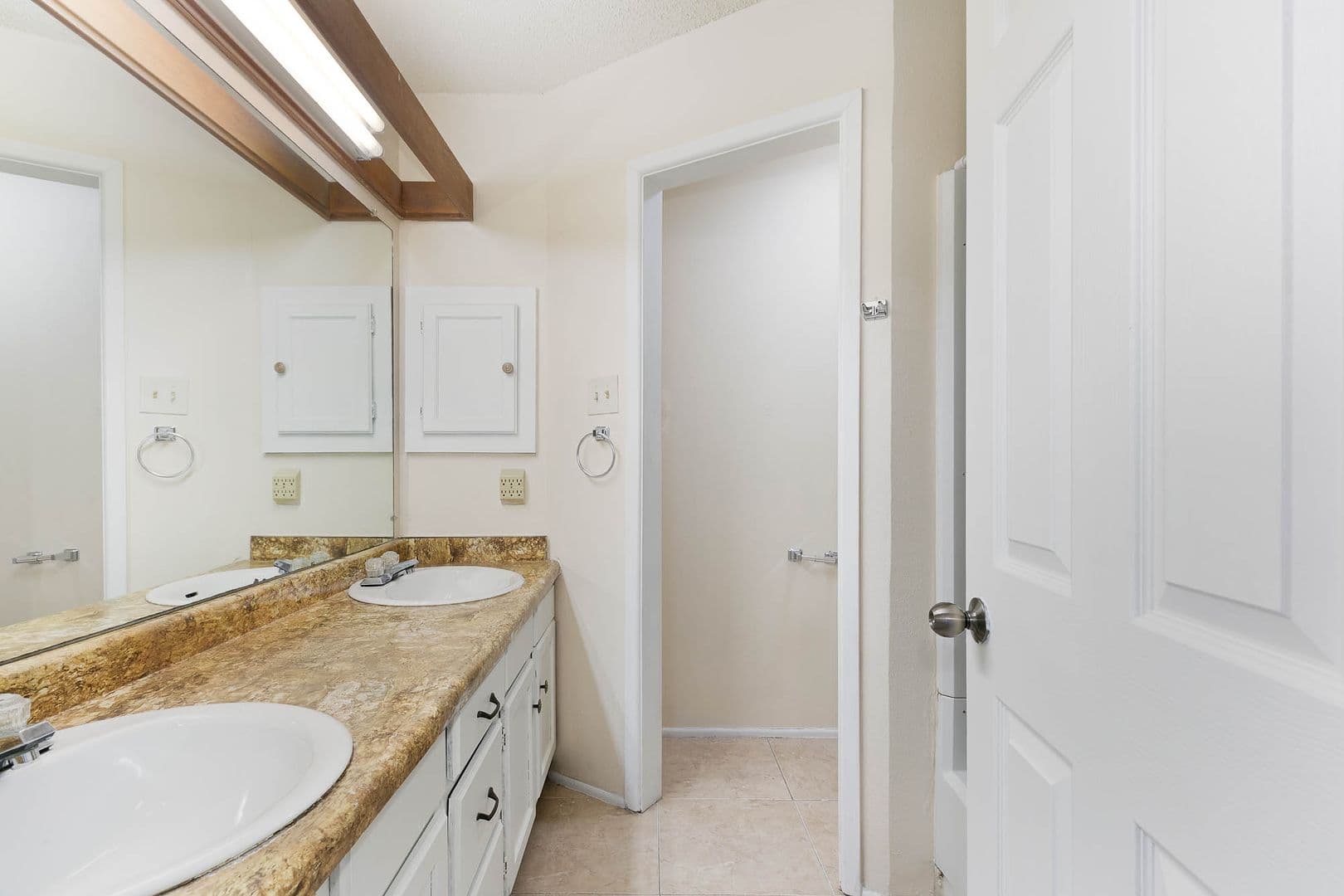 Universal City Apartment: 326 W Byrd Blvd