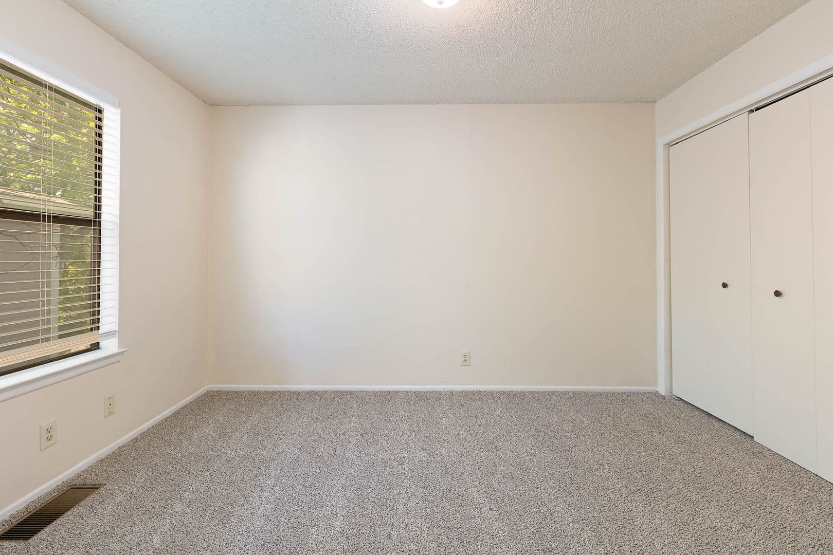 Universal City Apartment: 326 W Byrd Blvd