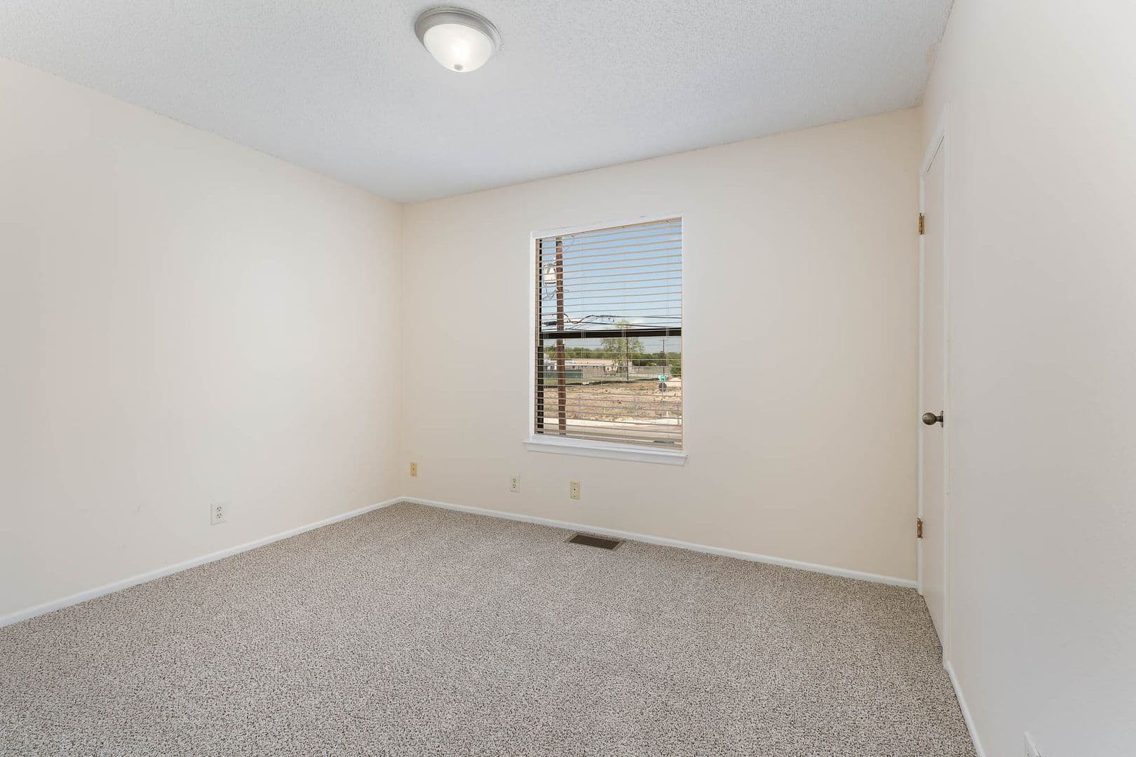 Universal City Apartment: 326 W Byrd Blvd
