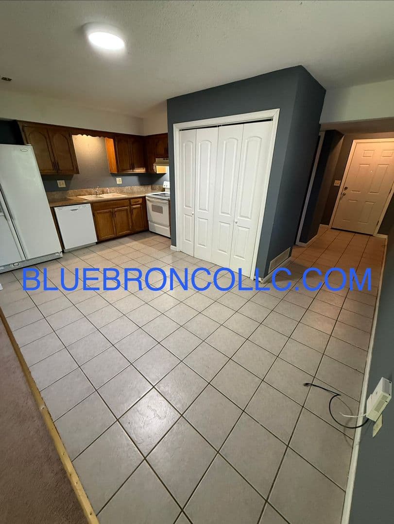 Lee's Summit Townhome: 415 Churchill St