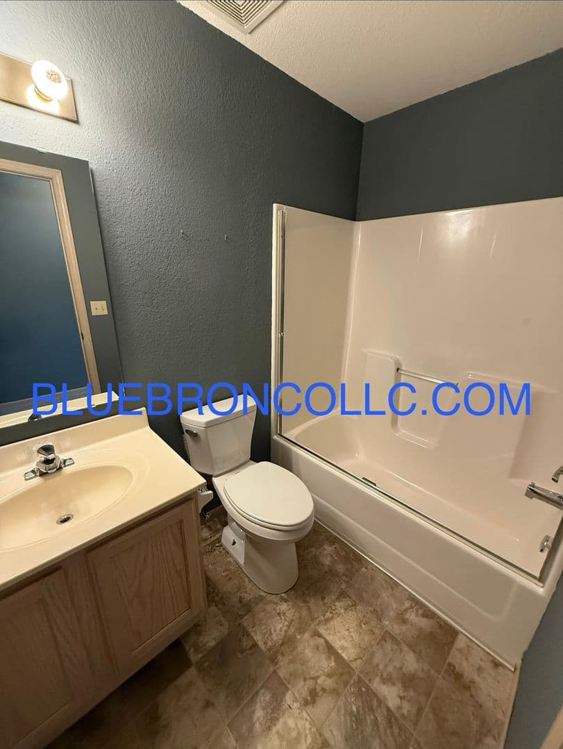 Lee's Summit Townhome: 220 SE Florence Ave
