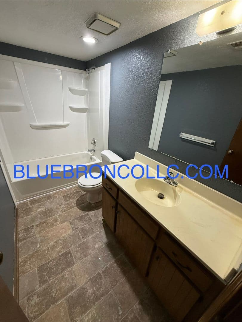 Blue Springs Apartment: 159 NW Vesper St