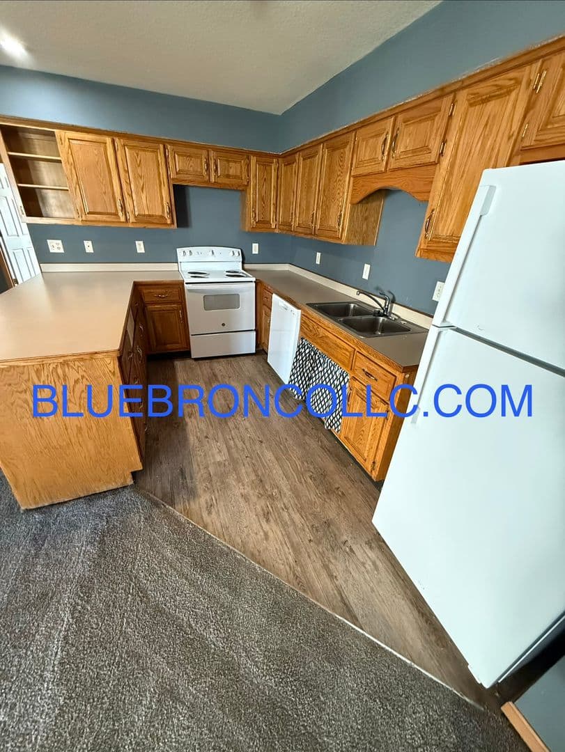 Peculiar Multiplex: 714 Meadow Ln