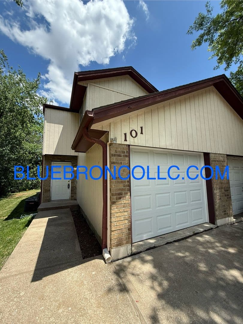 Lee's Summit Townhome: 101 SW Oxford Place