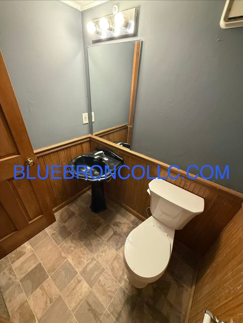 Lee's Summit Townhome: 101 SW Oxford Place