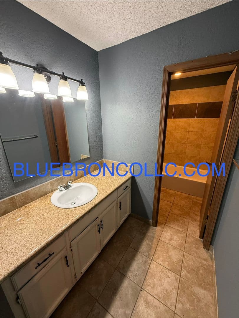 Lee's Summit Townhome: 415 Churchill St