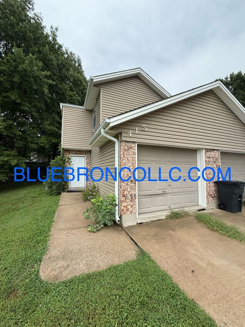 Lee's Summit Townhome: 415 Churchill St