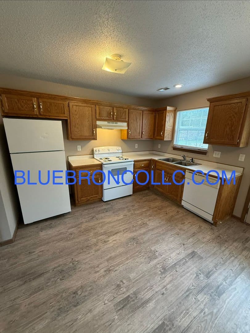 Peculiar Townhome: 613 Willow Ln - B