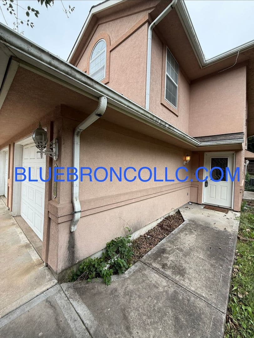 Lee's Summit Townhome: 220 SE Florence Ave
