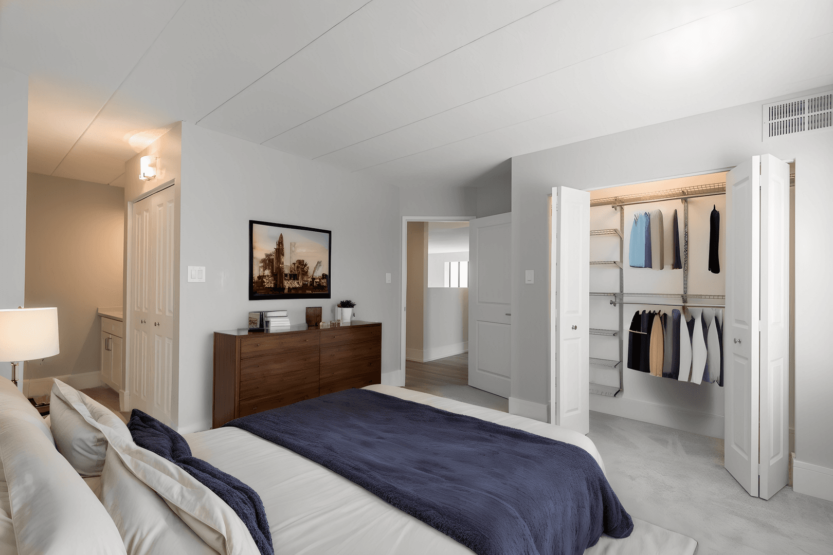 Chicago Apartment: 606 - 637 E Woodland Park Ave