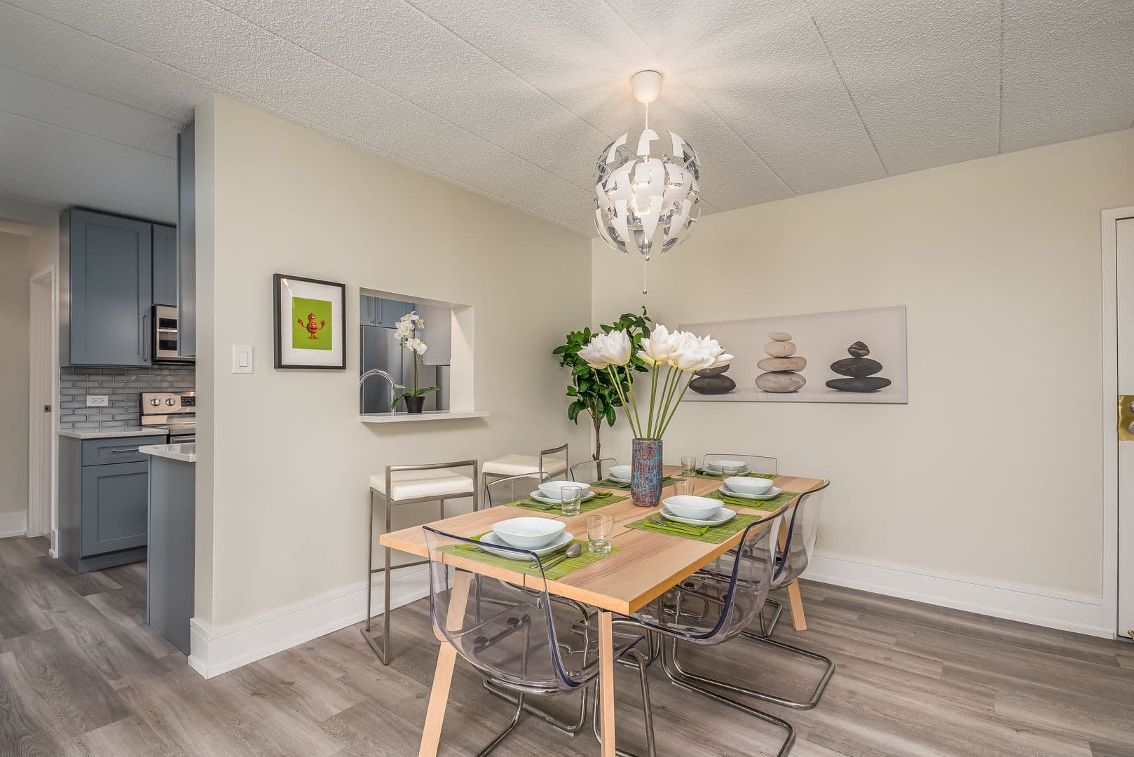 Chicago Apartment: 606 - 637 E Woodland Park Ave