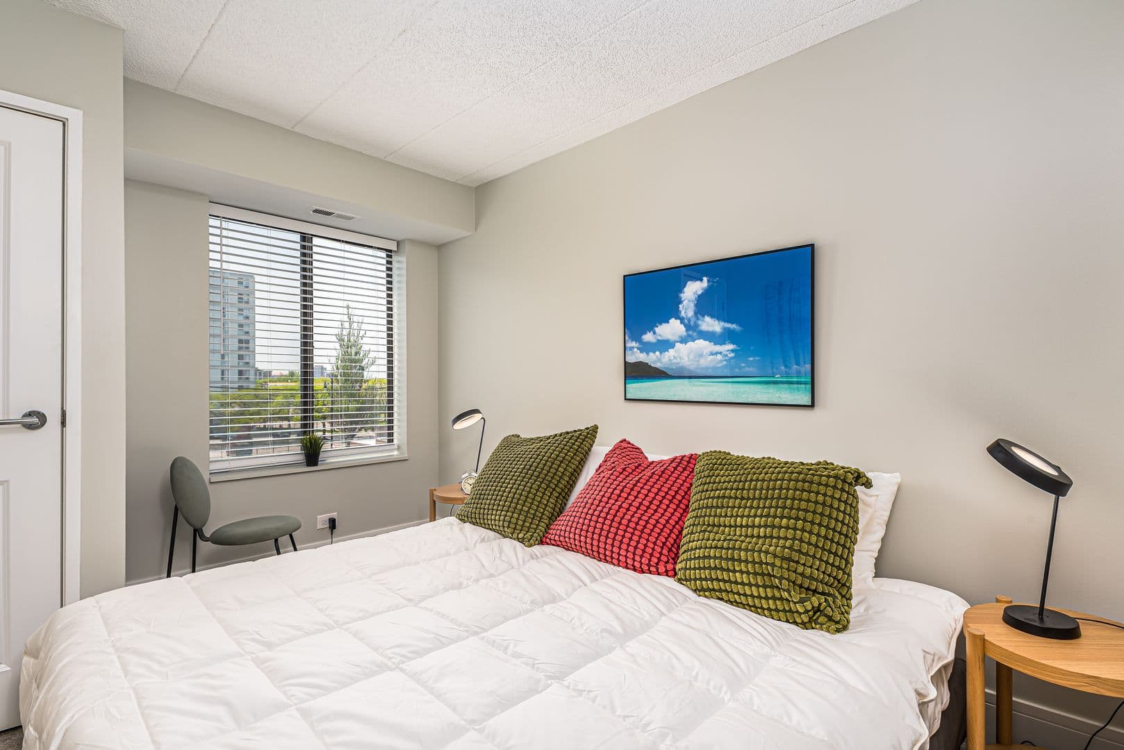 Chicago Apartment: 606 - 637 E Woodland Park Ave